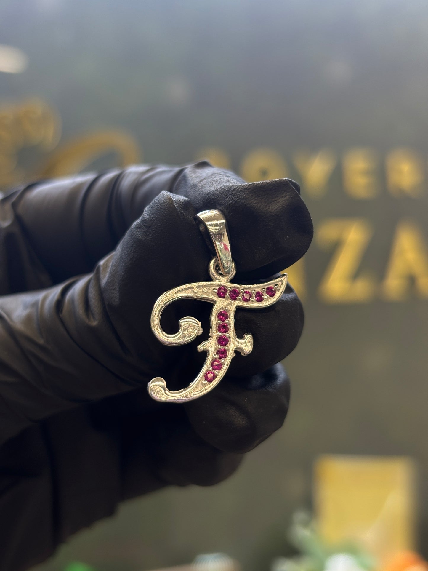 Inicial F cursiva plata