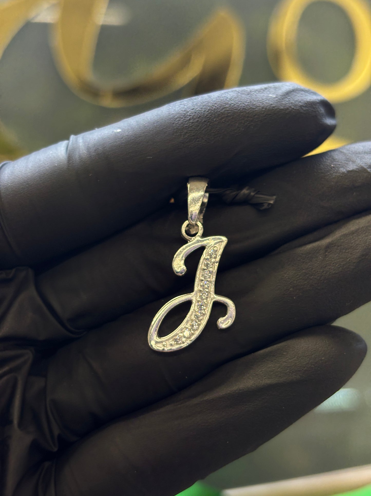 Inicial J cursiva plata