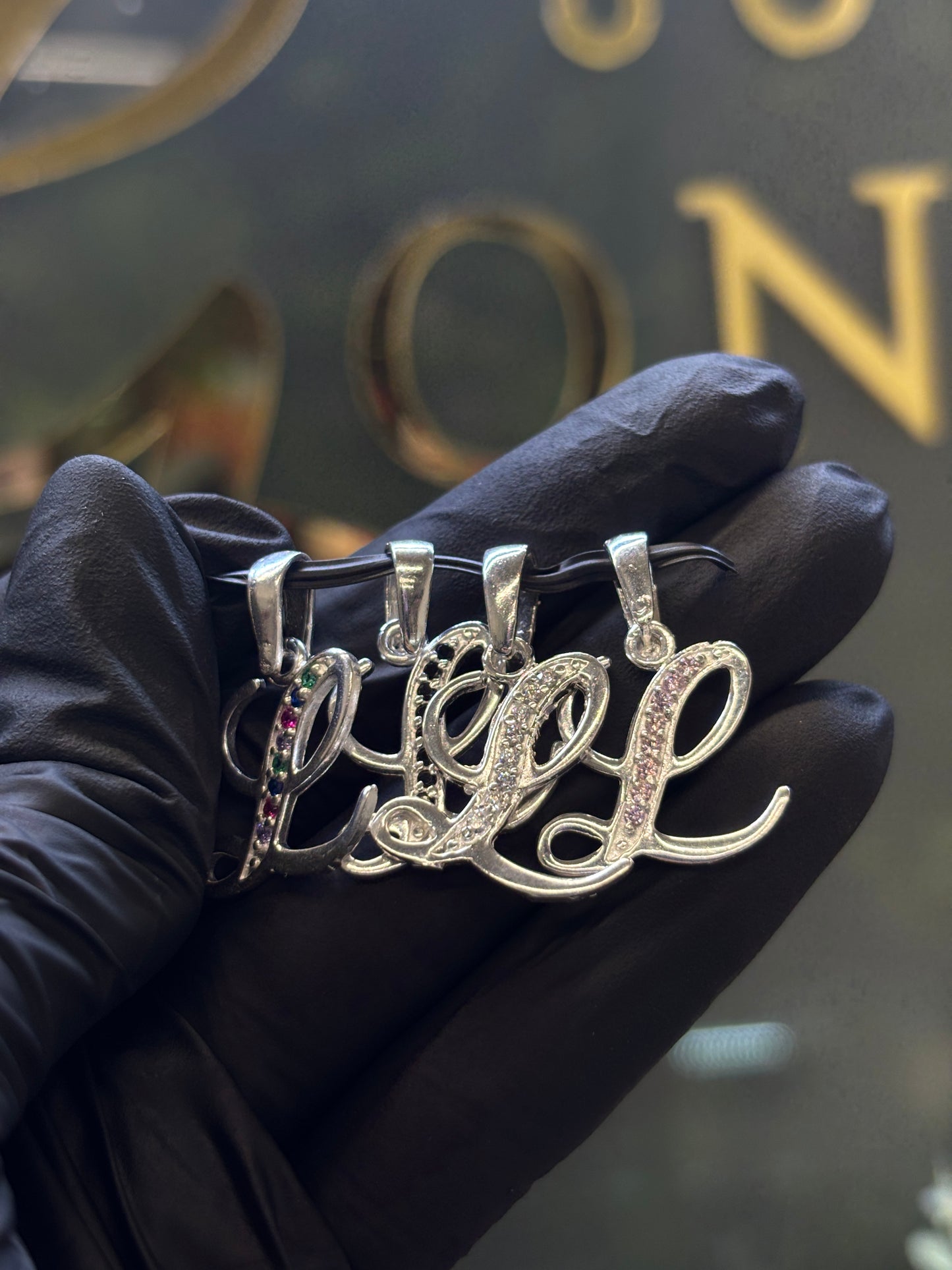 Inicial L cursiva plata