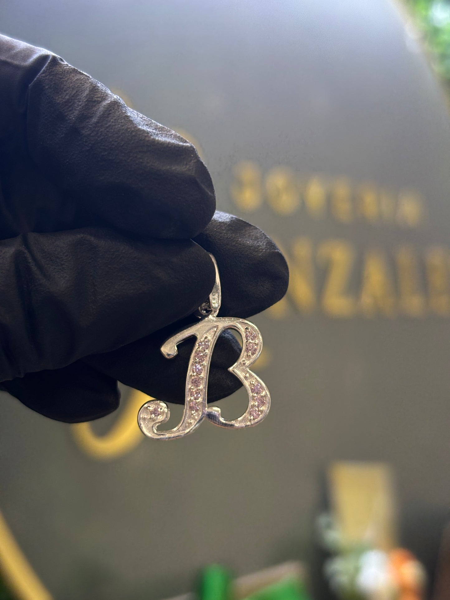 Inicial B cursiva plata