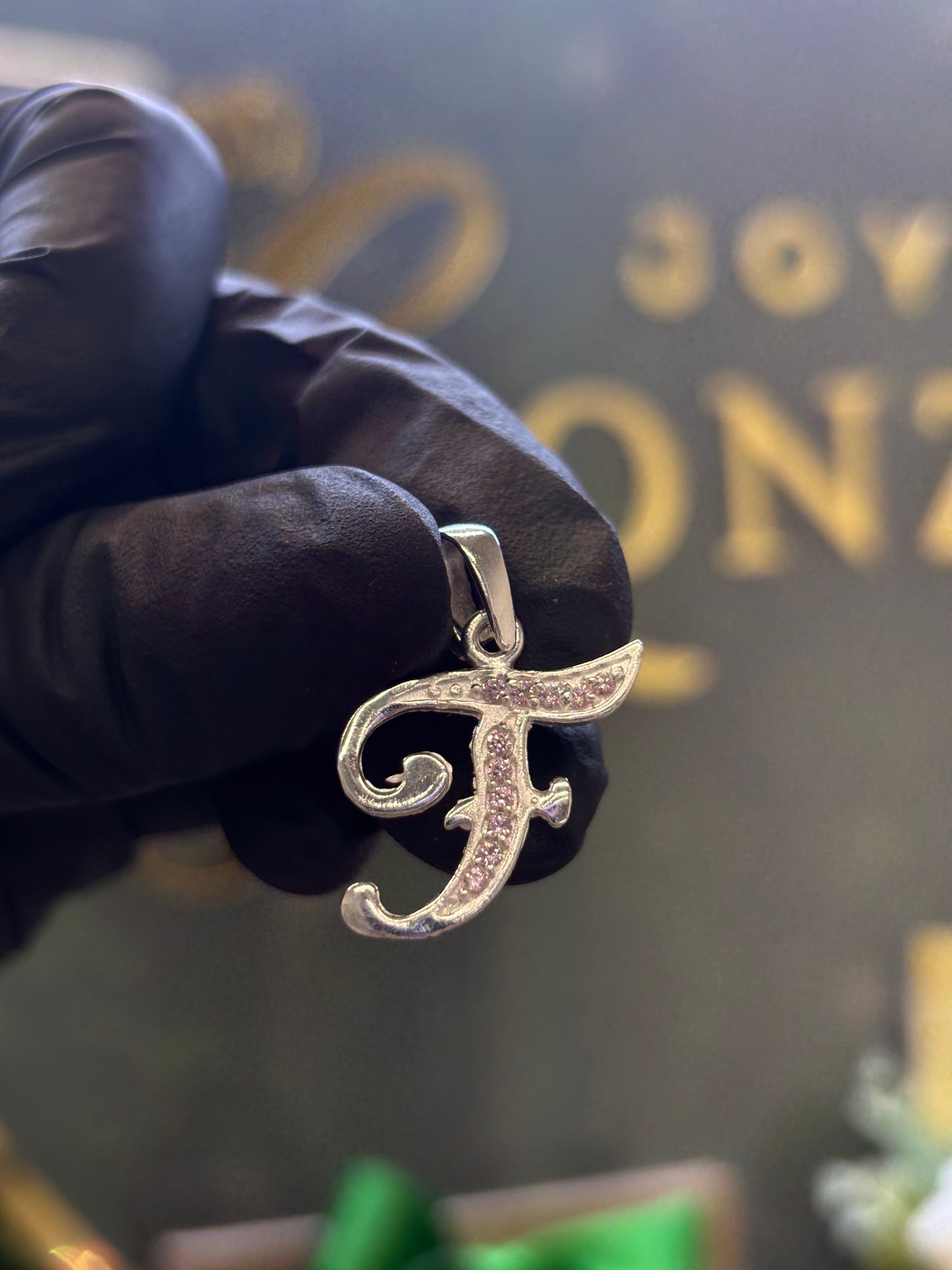 Inicial F cursiva plata