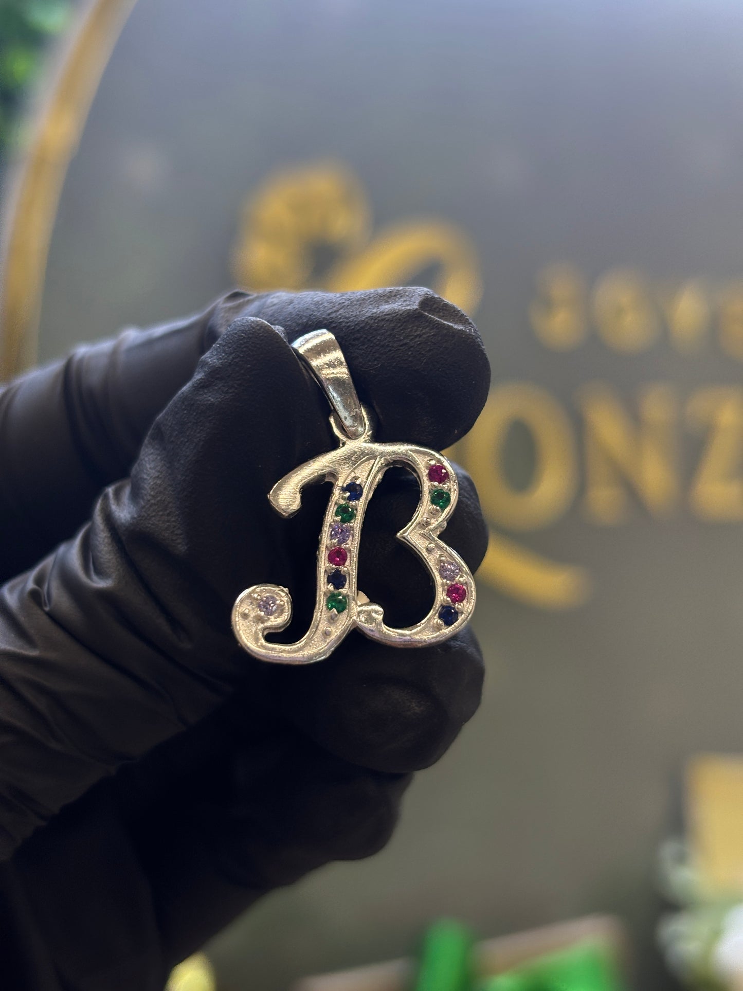 Inicial B cursiva plata