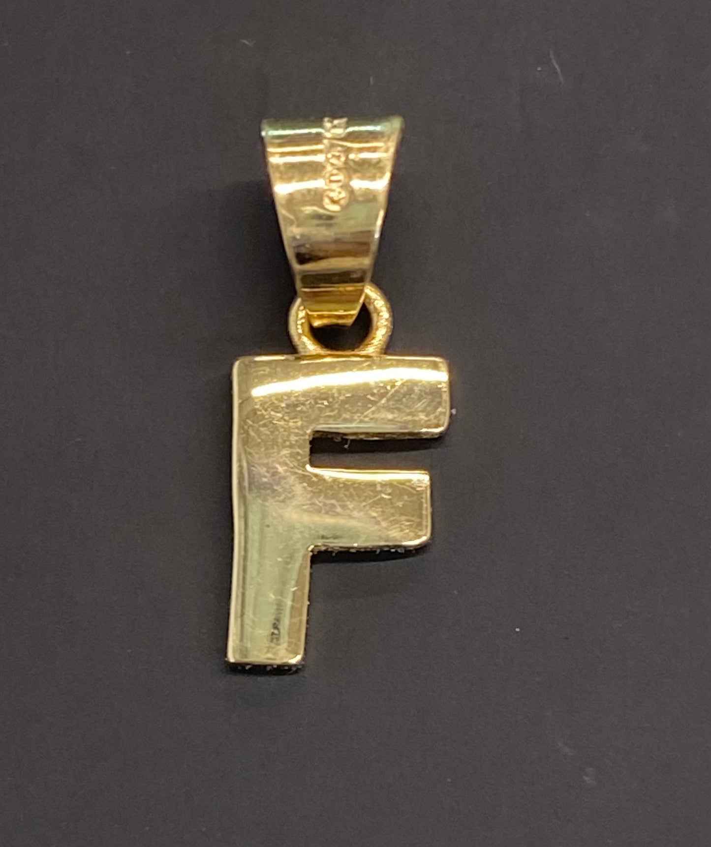 Dije oro 10k inicial “F”