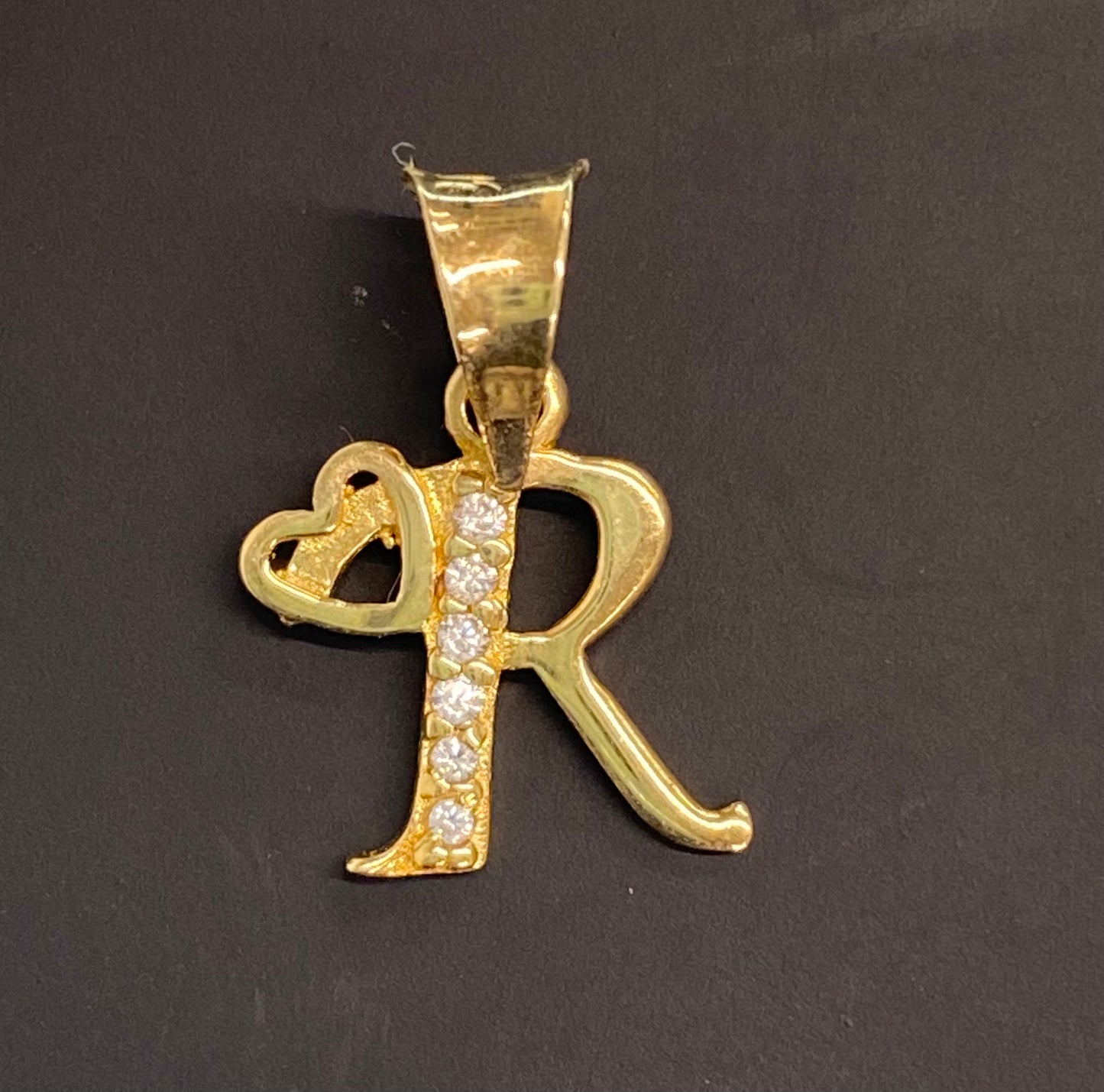 Dije oro 10k inicial “R”