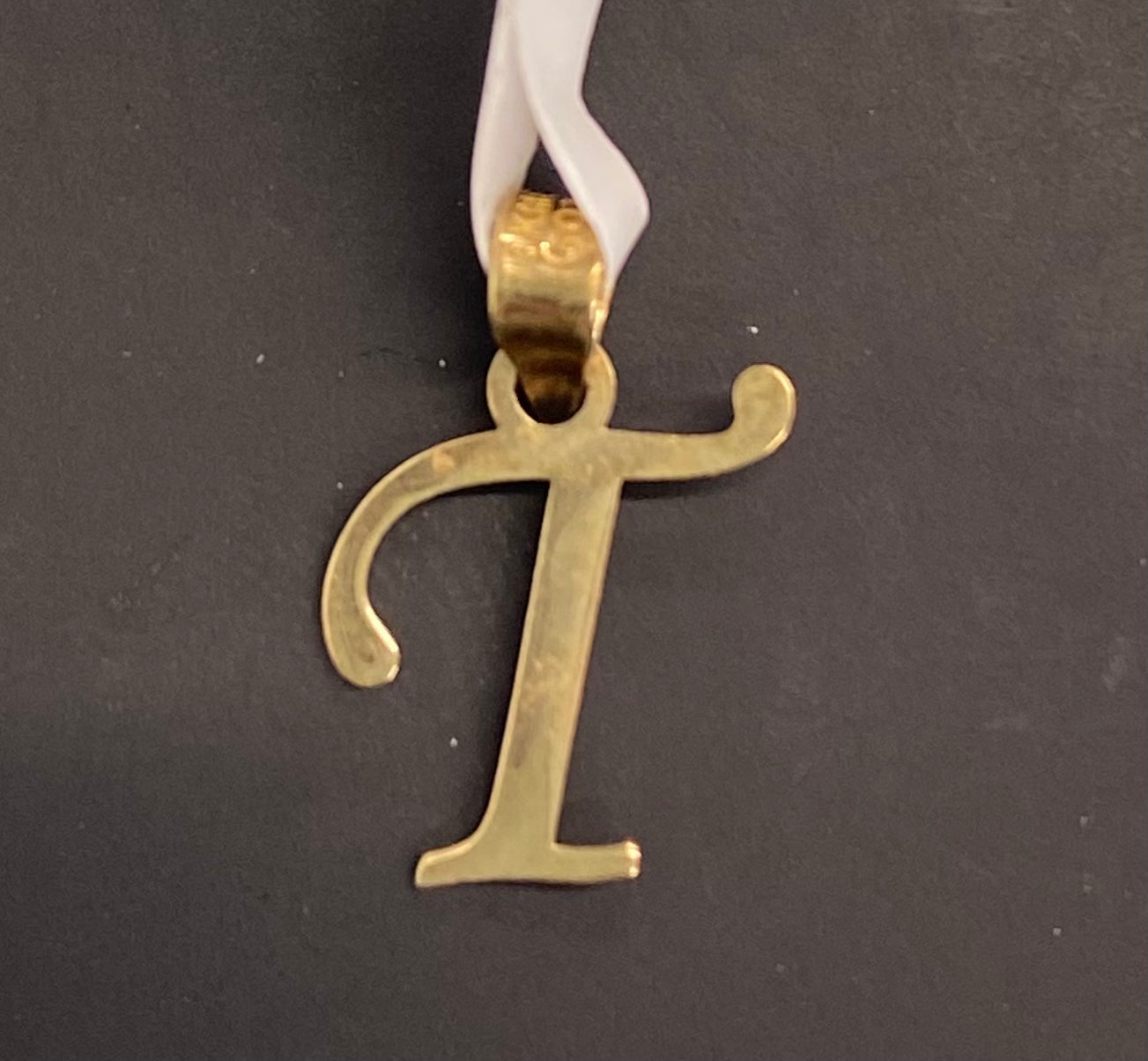 Dije oro 10k inicial “T”