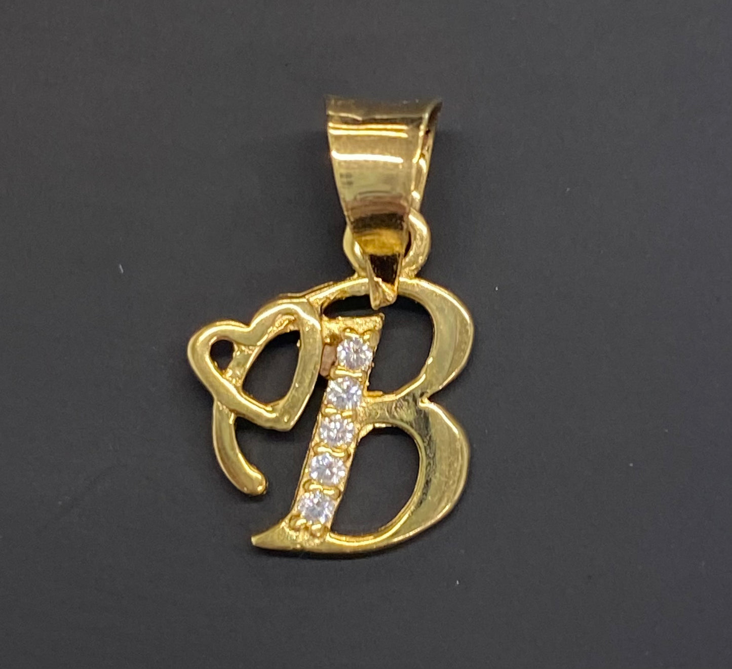 Dije oro 10k inicial "B"