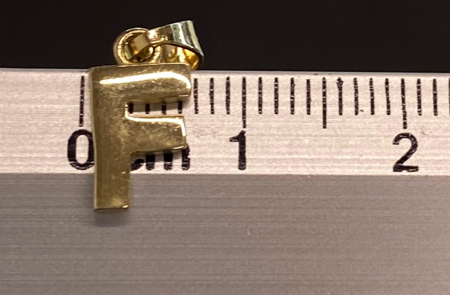 Dije oro 10k inicial “F”