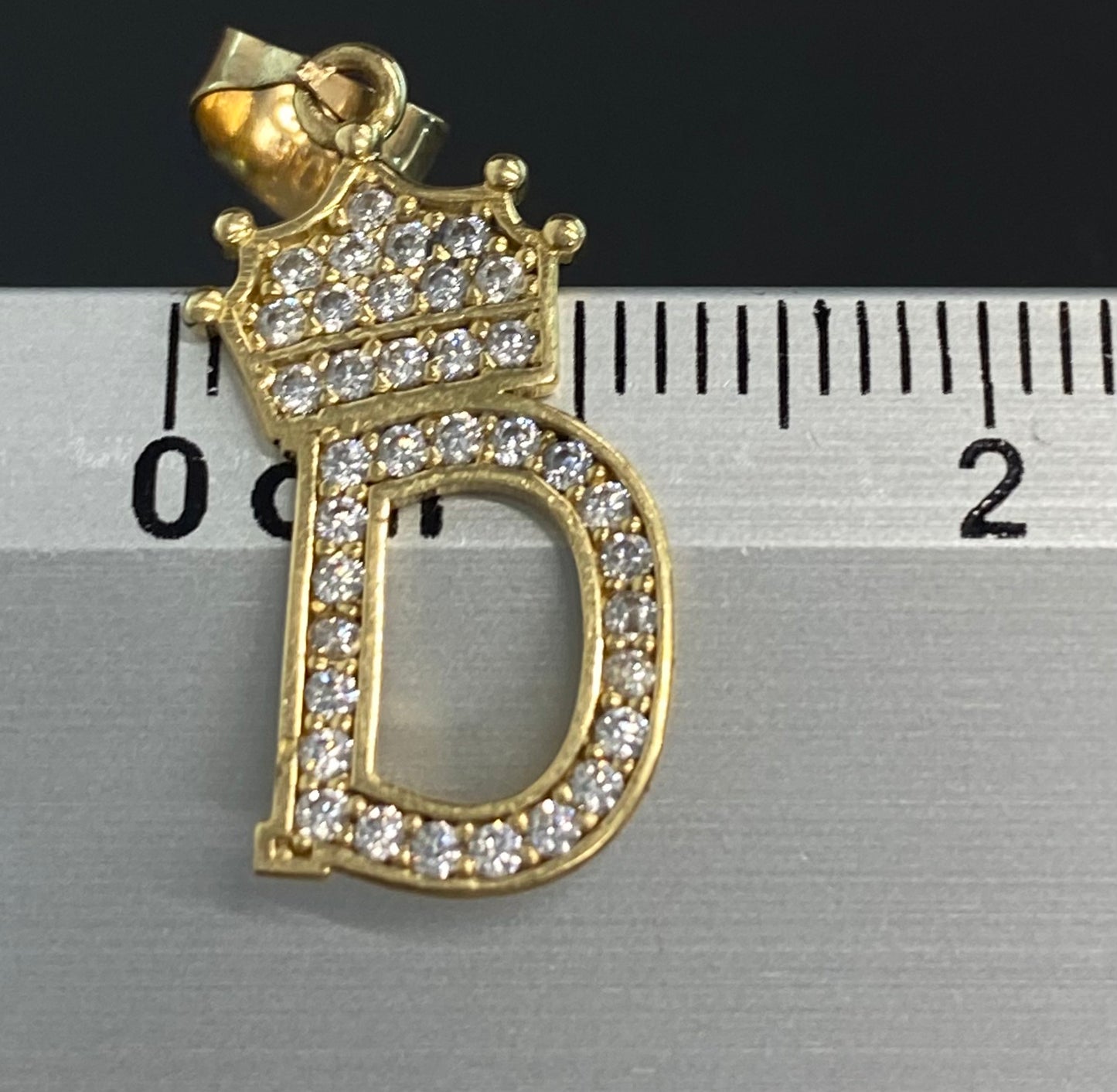Dije oro 10k inicial “D” con circonia