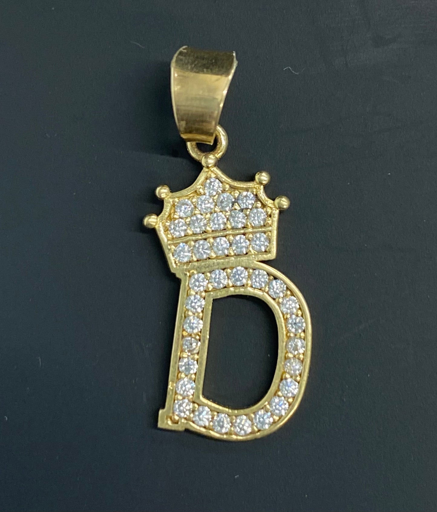 Dije oro 10k inicial “D” con circonia