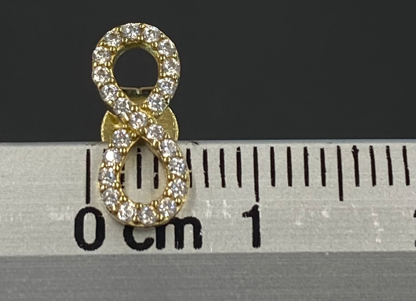 Broquel oro 10k infinito con circonia