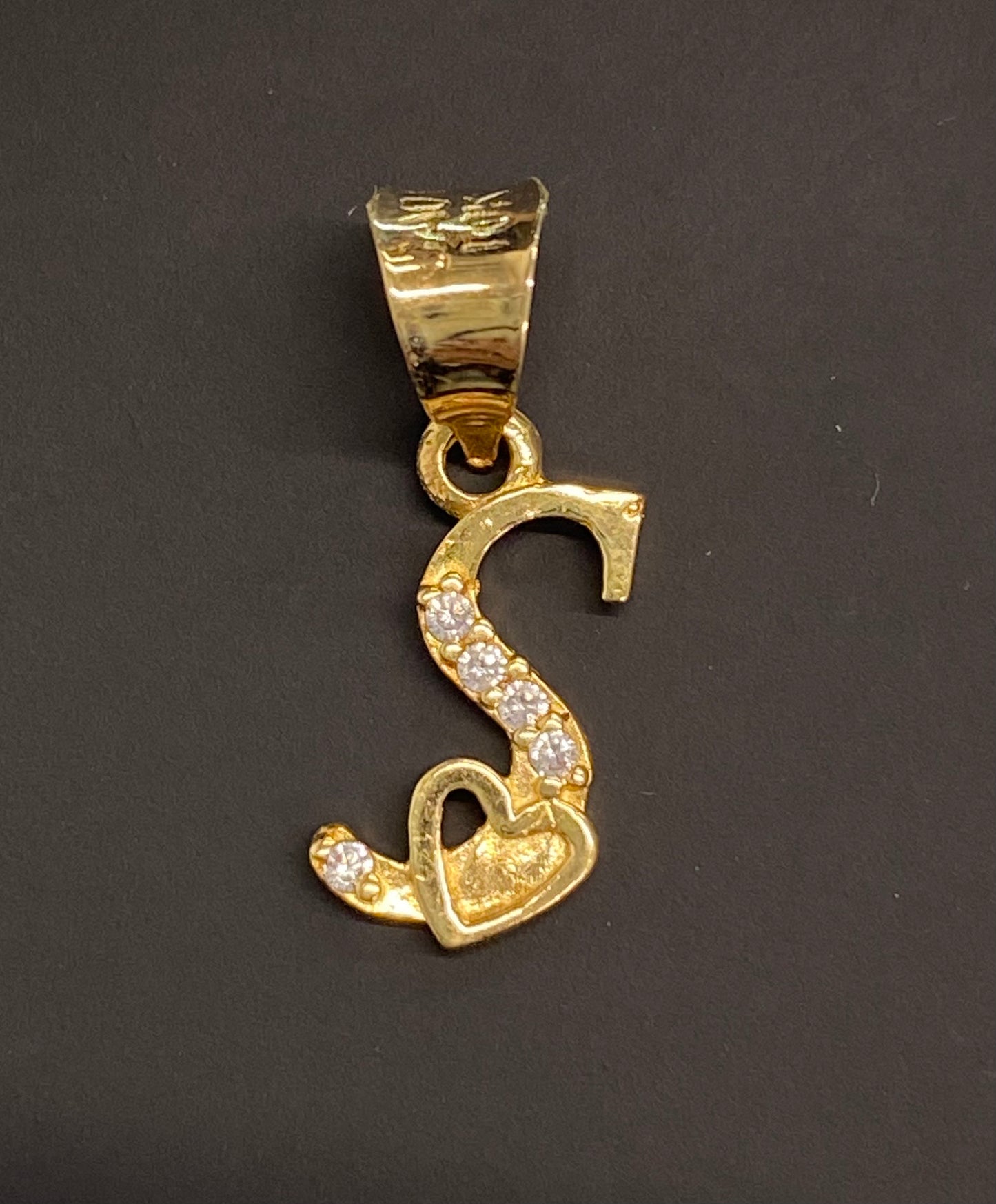 Dije oro 10k inicia “S”