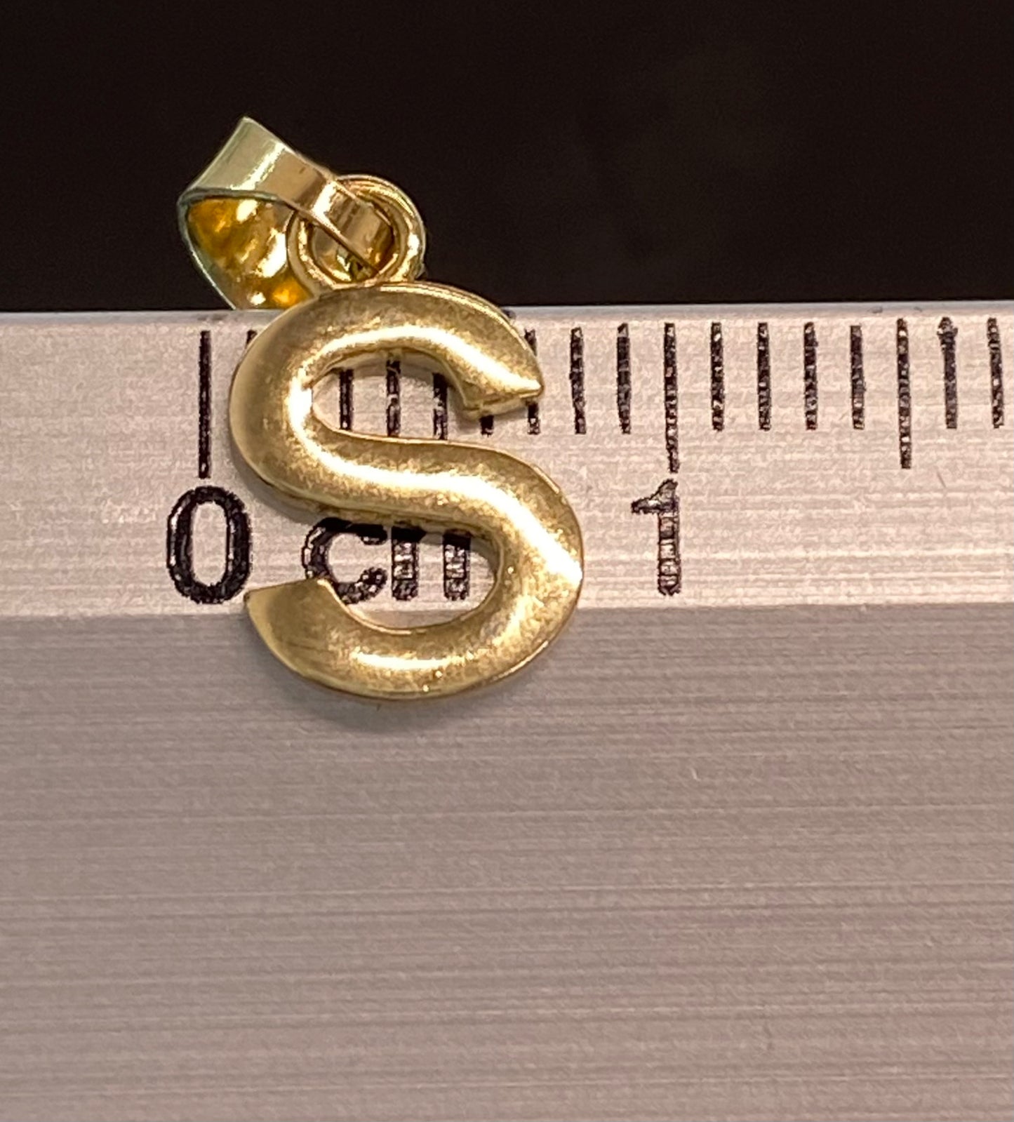Dije oro 10k inicial “S”