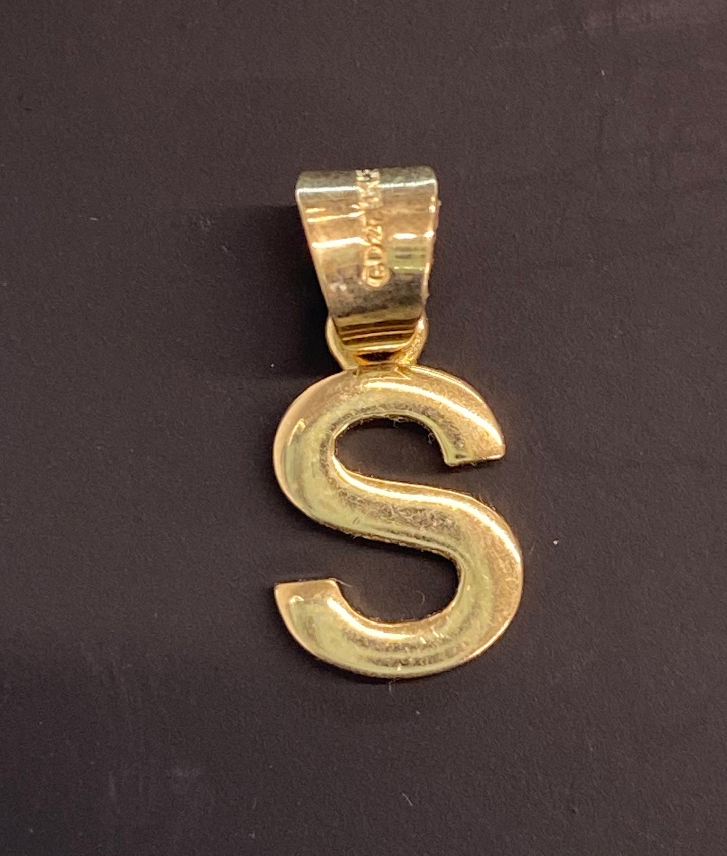 Dije oro 10k inicial “S”