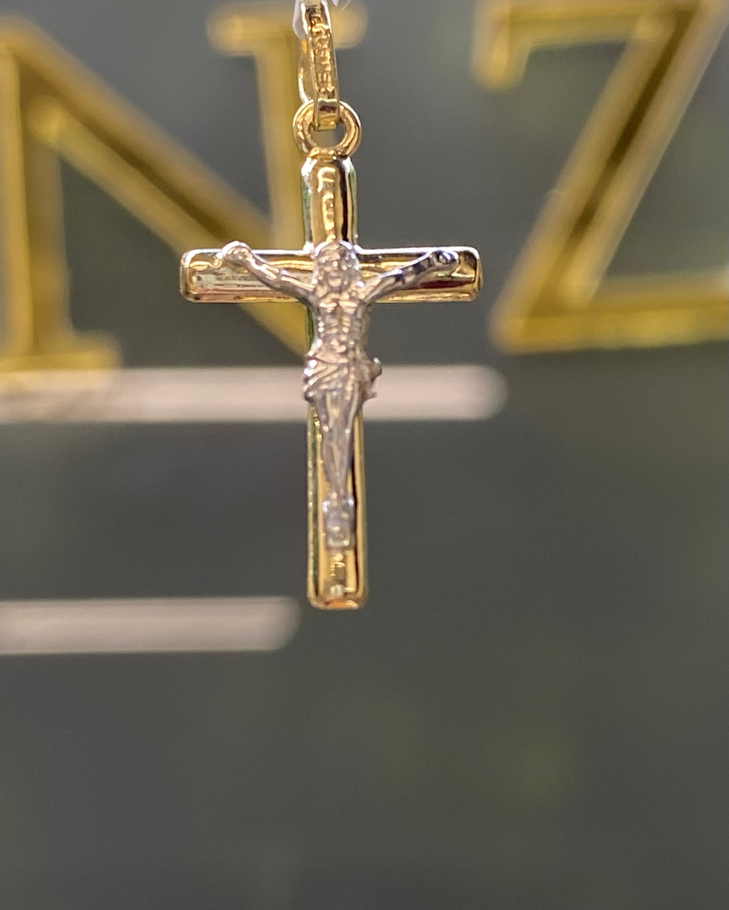 Dije de oro 10k cruz con Cristo