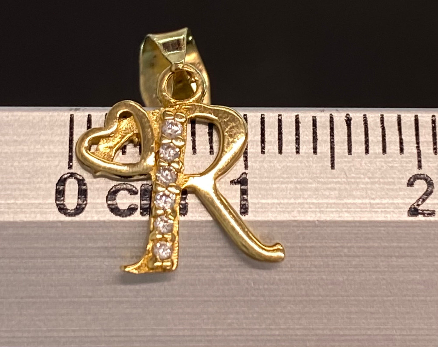 Dije oro 10k inicial “R”