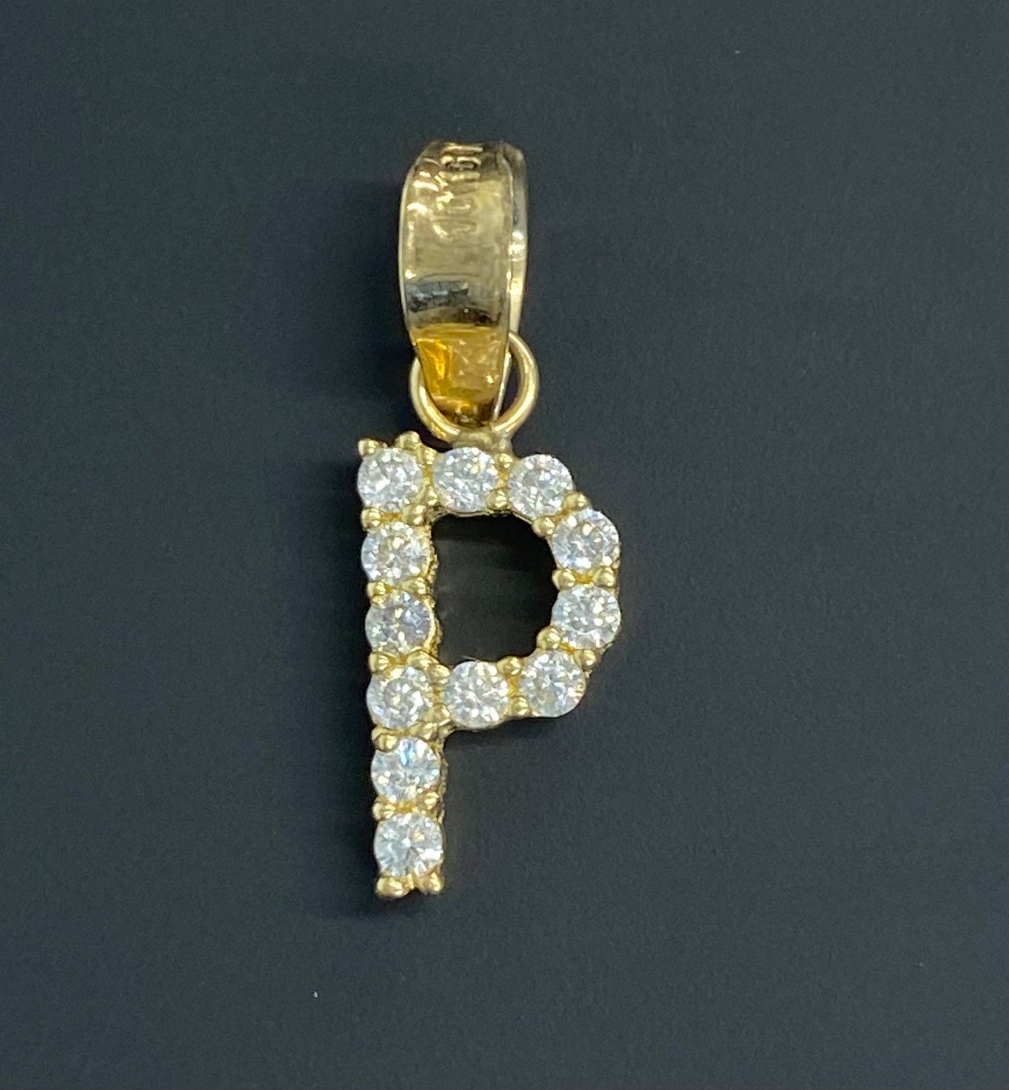 Dije oro 10k inicial "P"