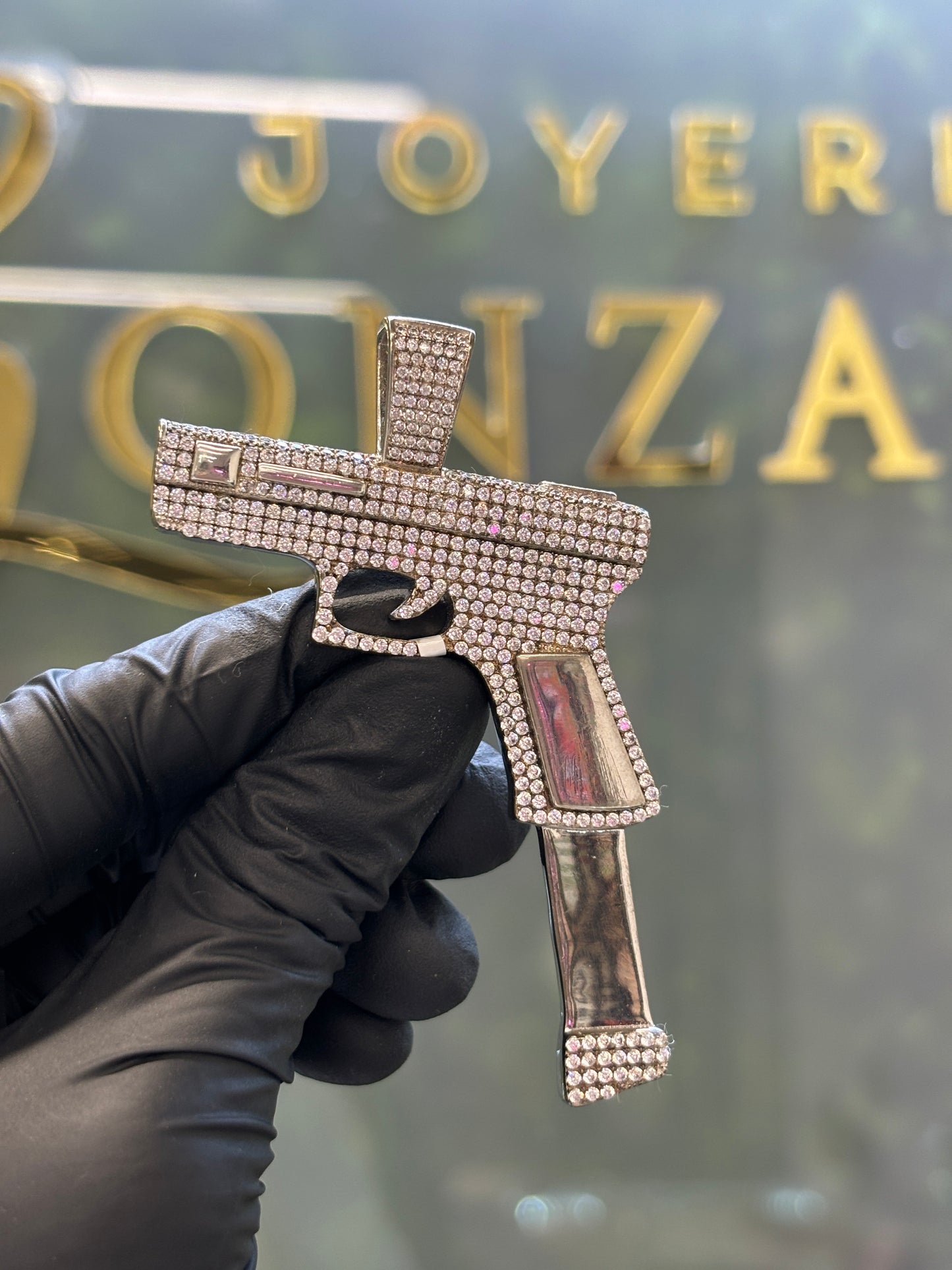 Dije pistola plata