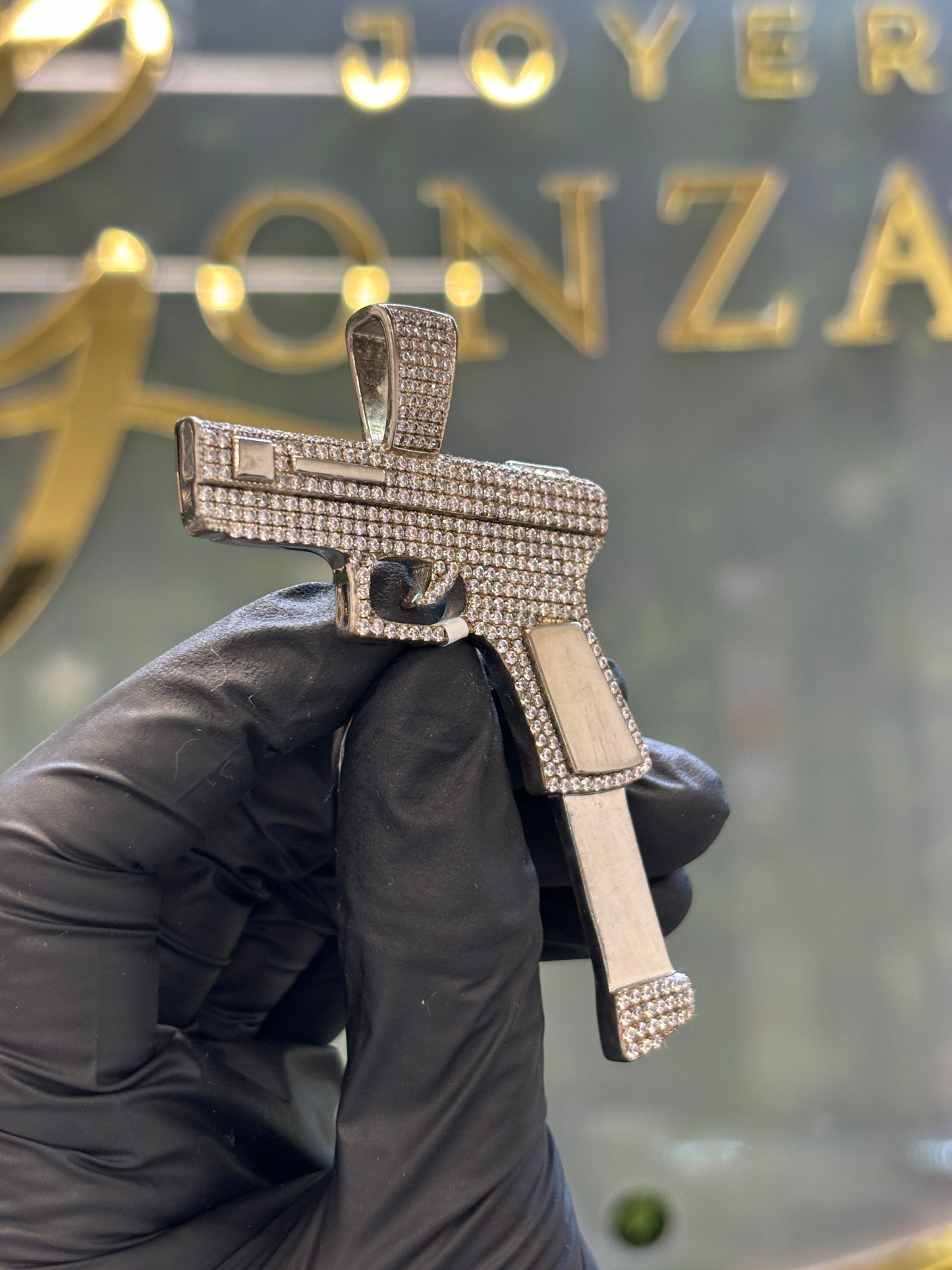 Dije pistola plata