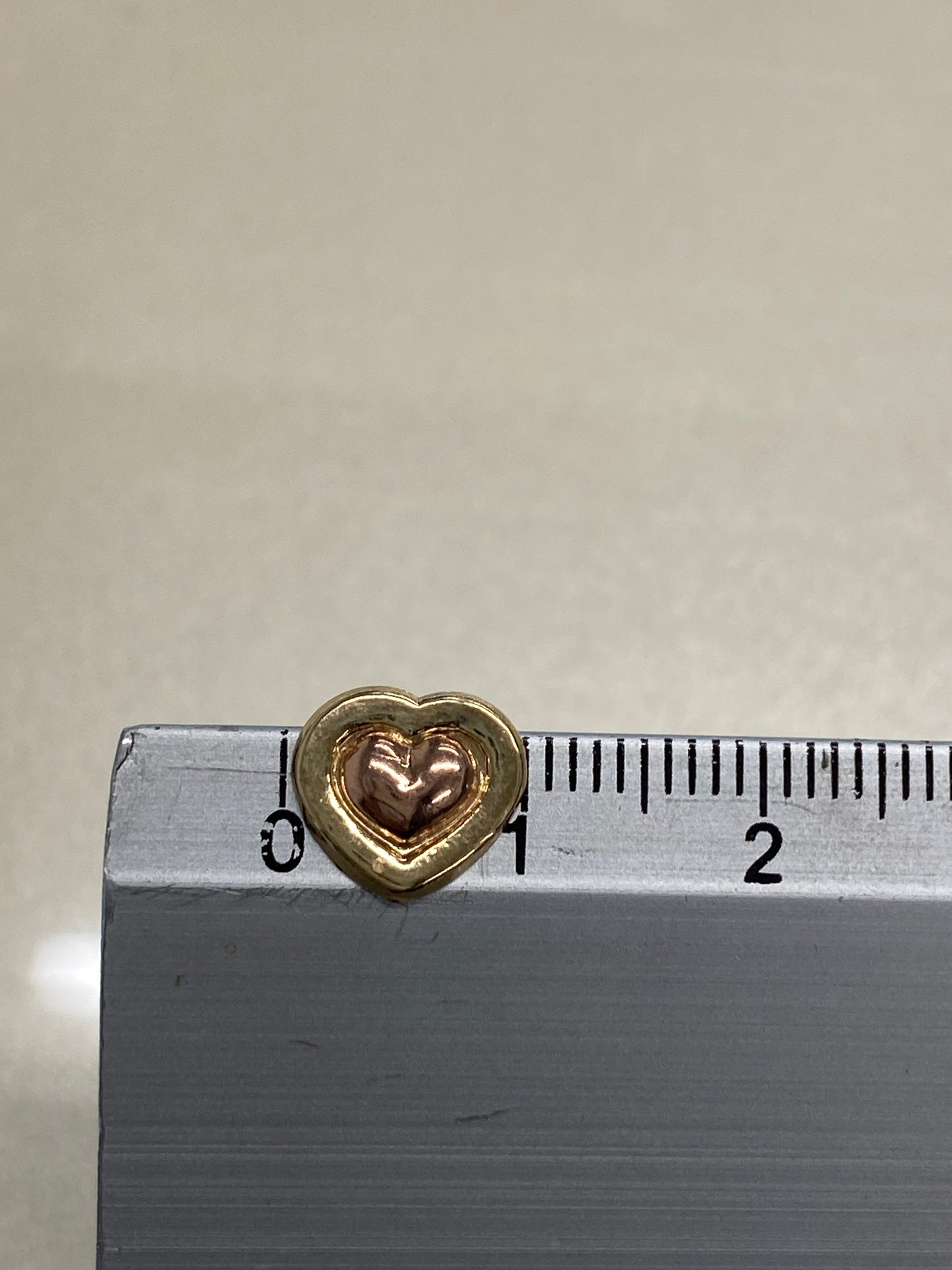 Broquel oro 10k corazón rosa