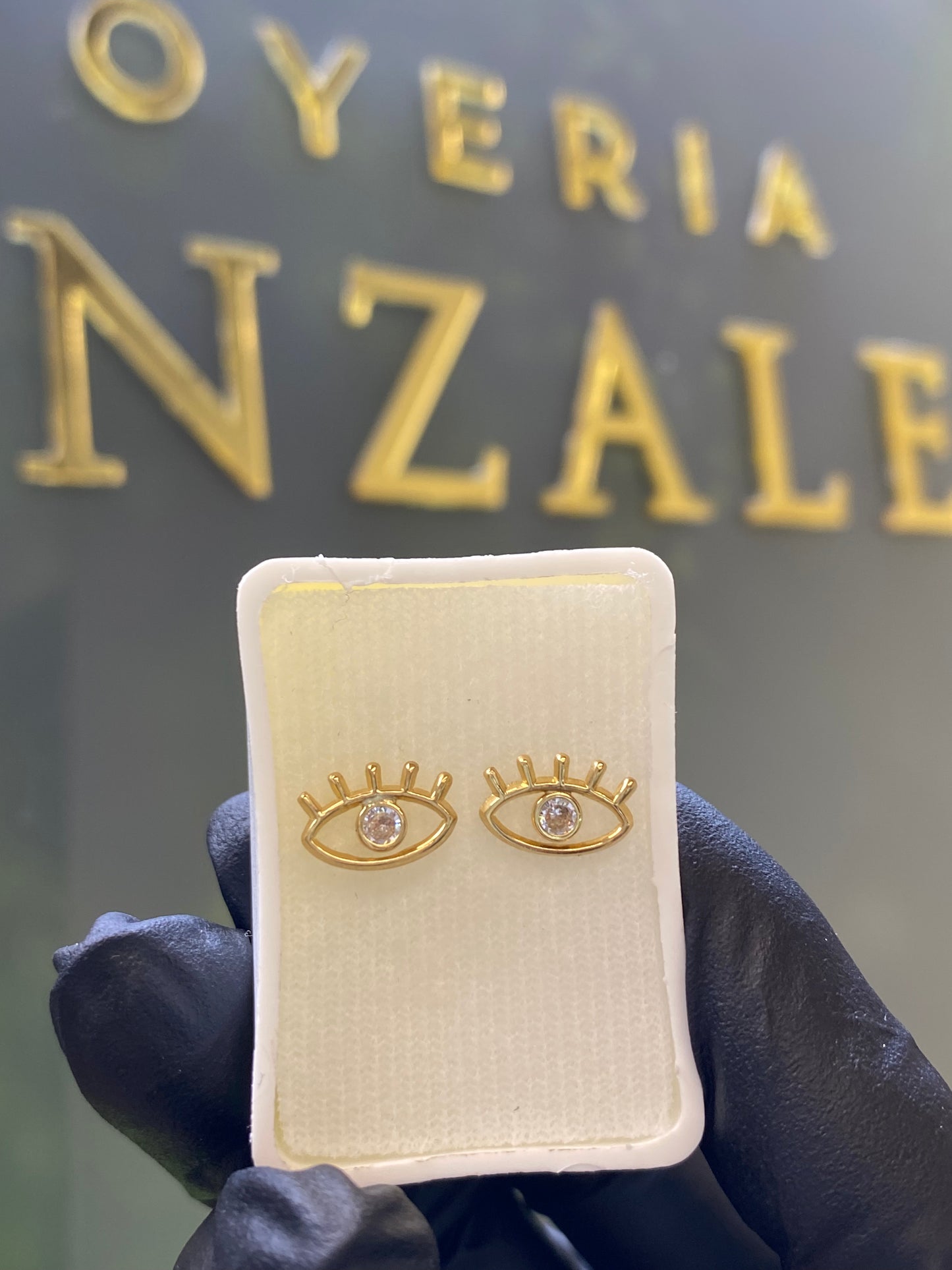 Broquel oro 10k ojos