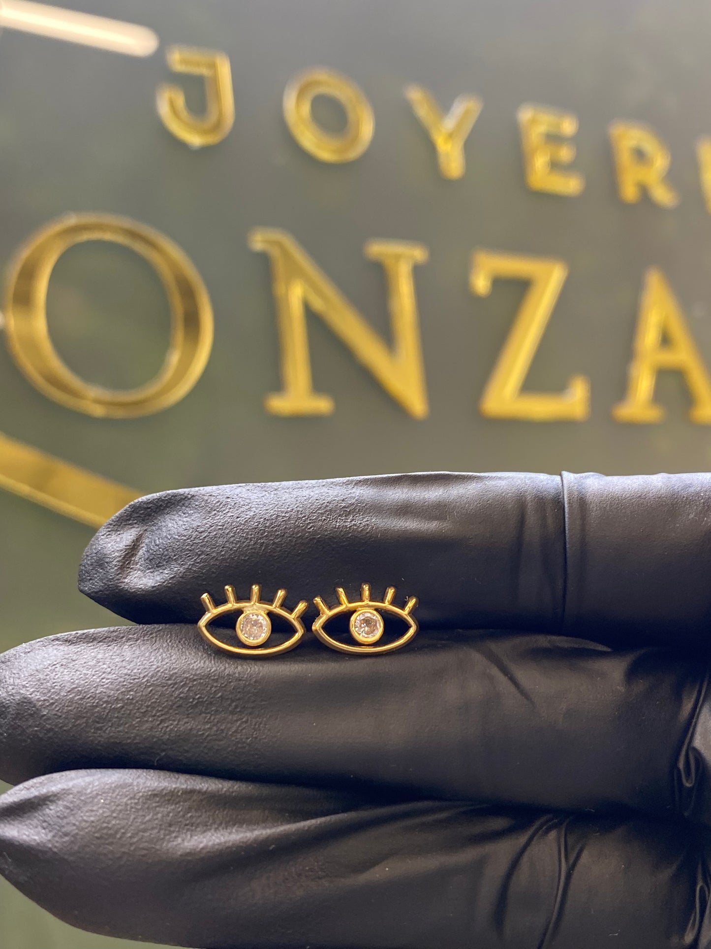 Broquel oro 10k ojos