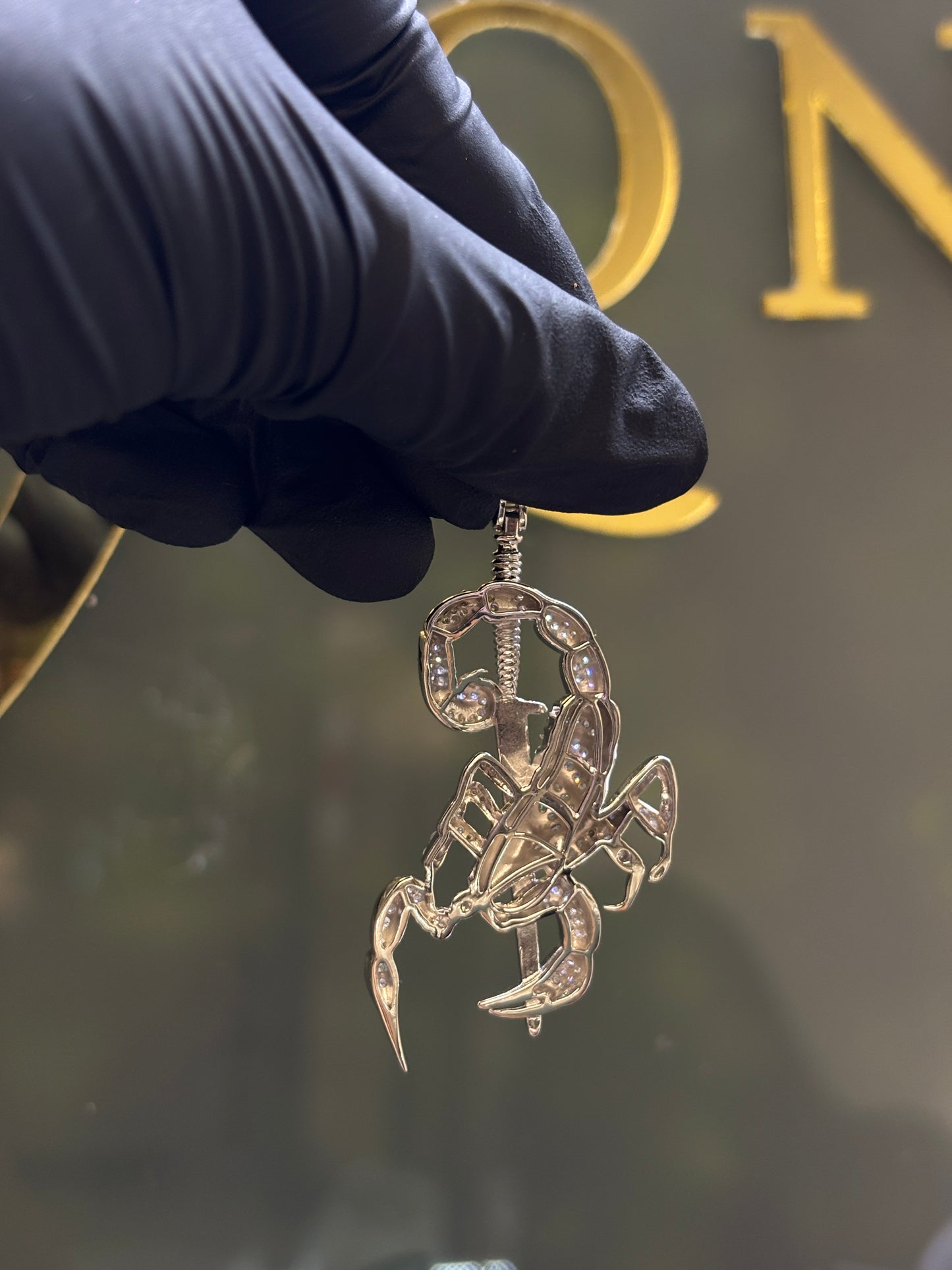 Dije plata alacrán
