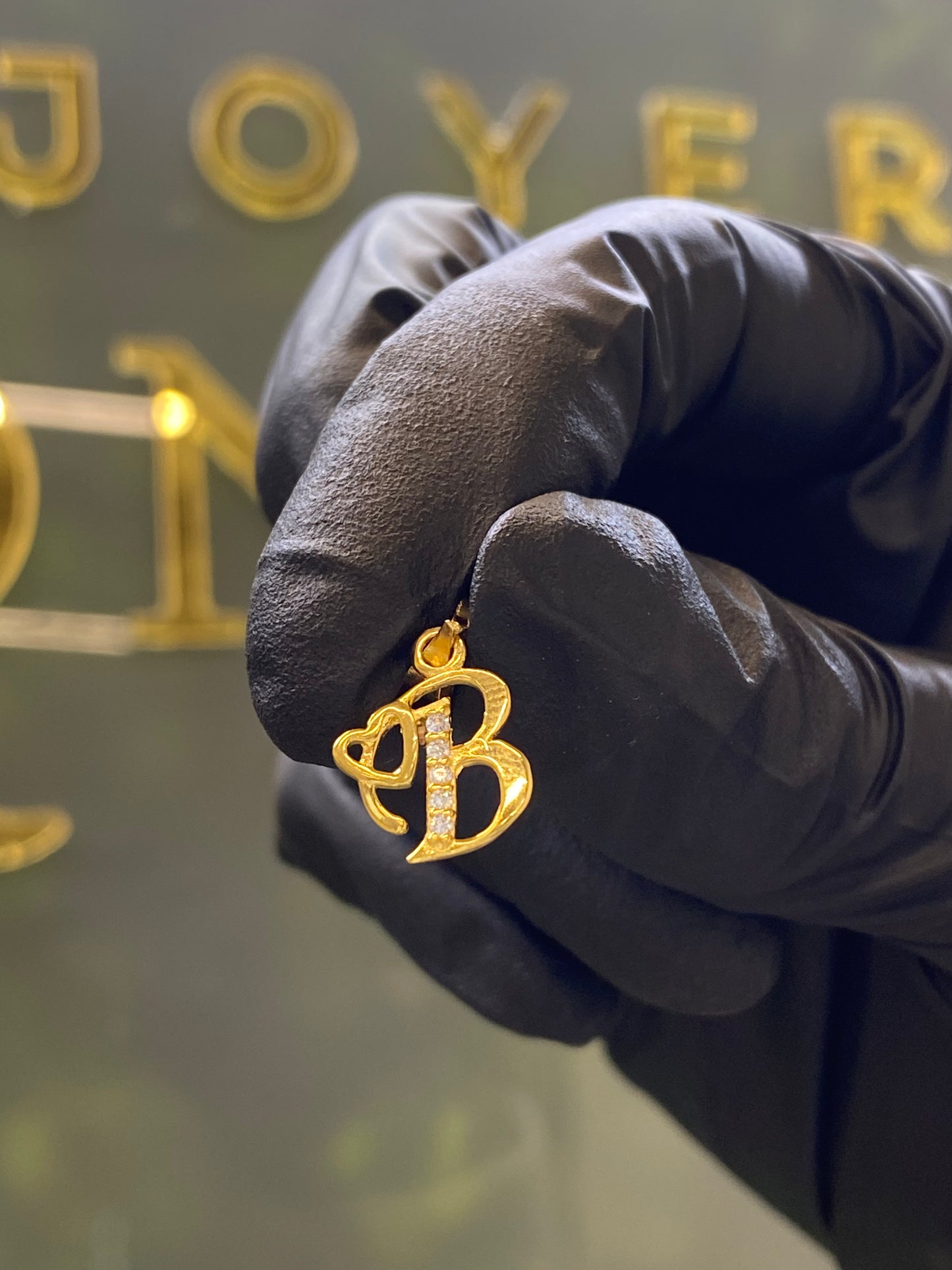 Dije oro 10k inicial "B"