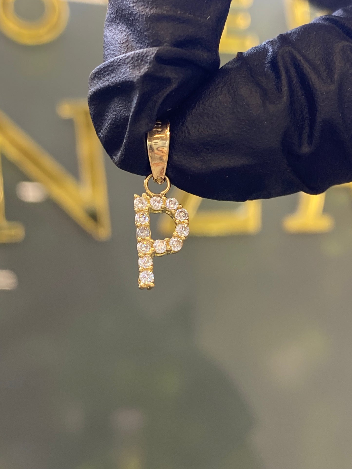 Dije oro 10k inicial "P"