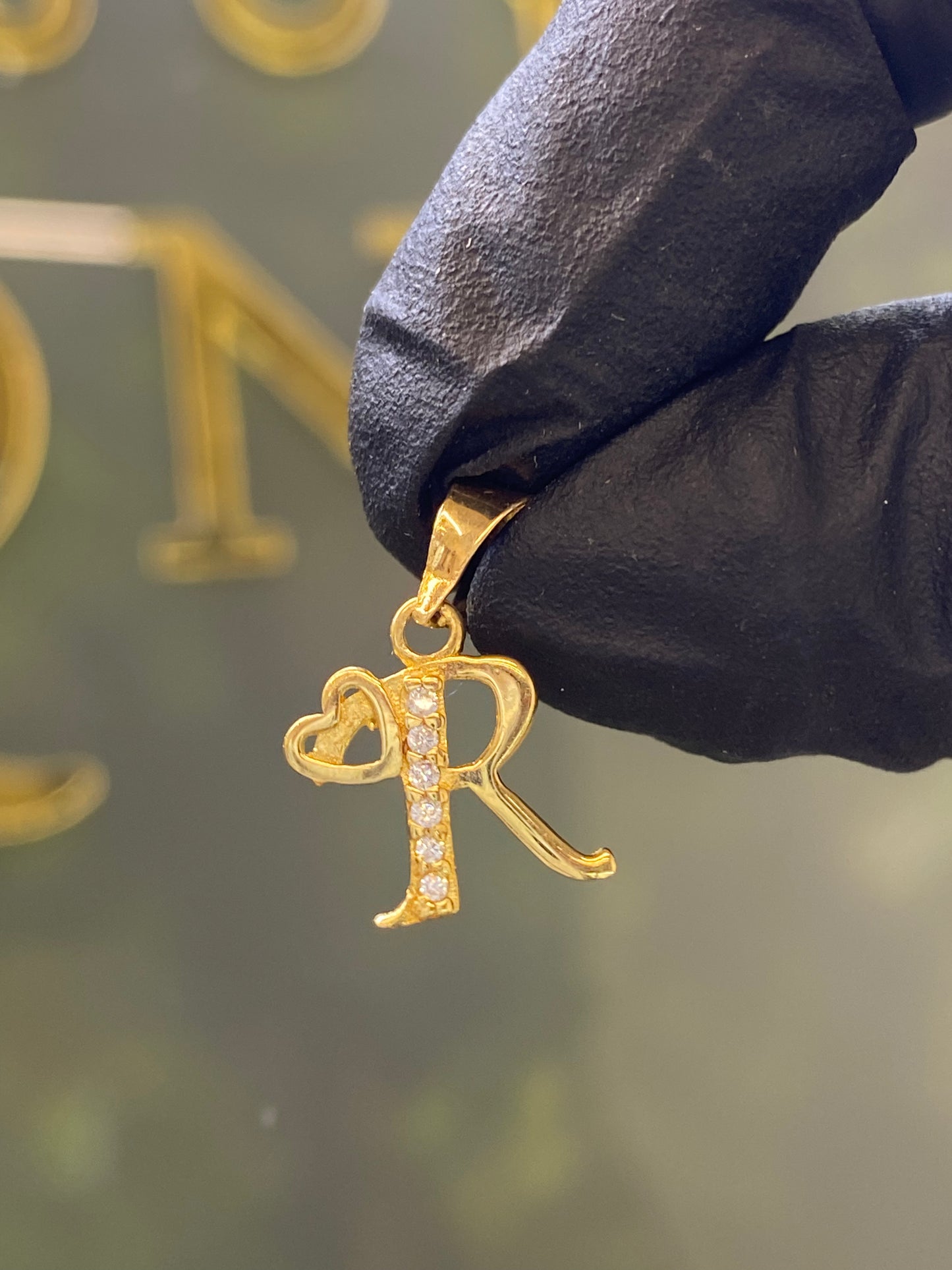 Dije oro 10k inicial “R”