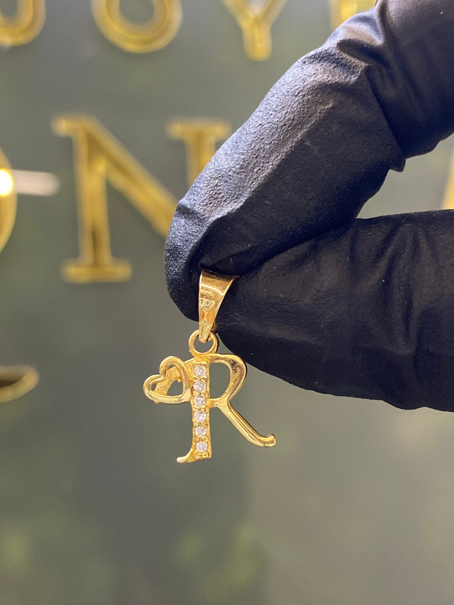 Dije oro 10k inicial “R”