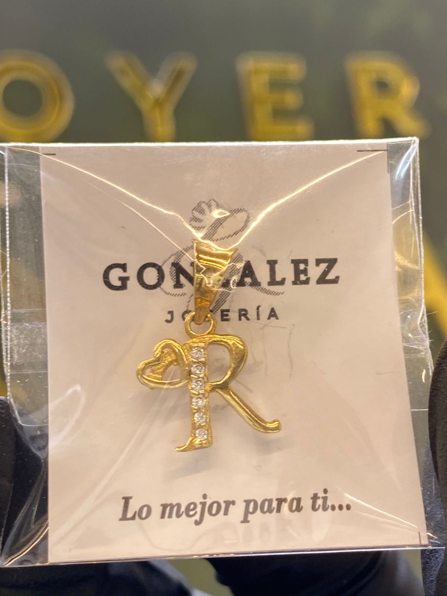 Dije oro 10k inicial “R”