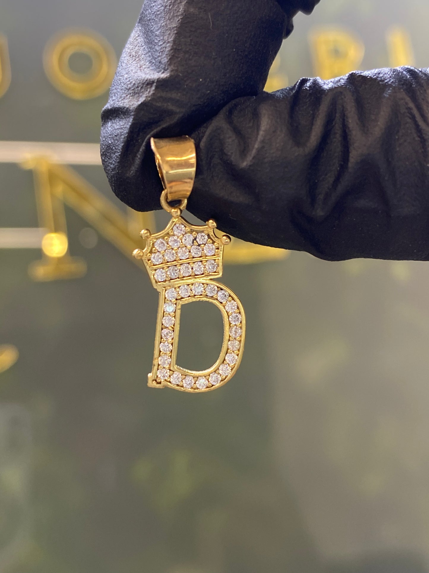 Dije oro 10k inicial “D” con circonia