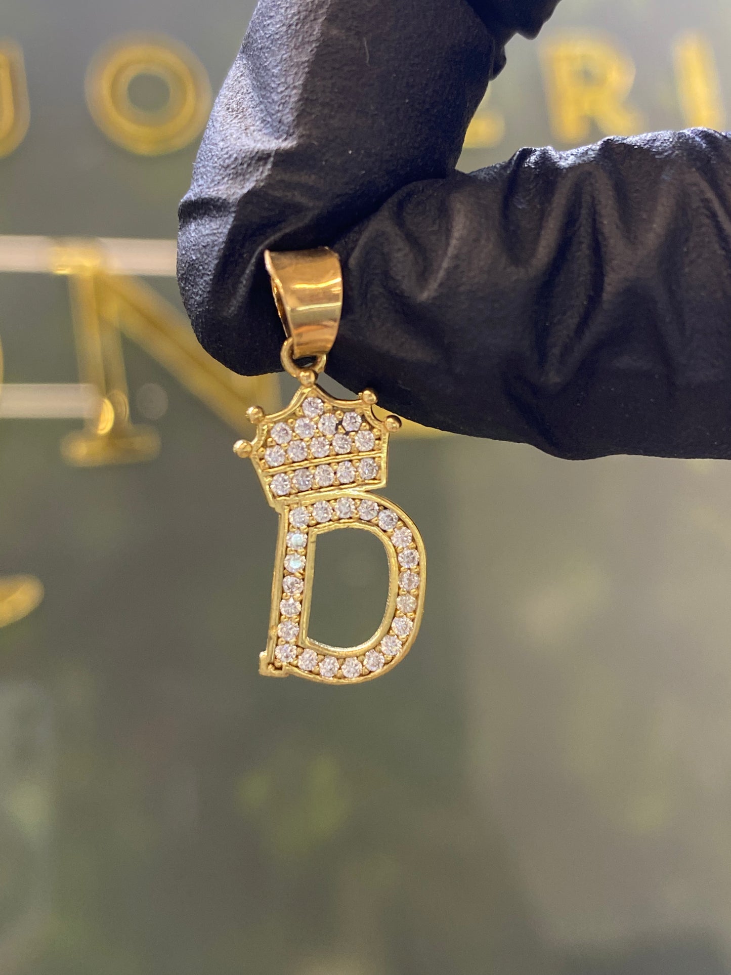 Dije oro 10k inicial “D” con circonia