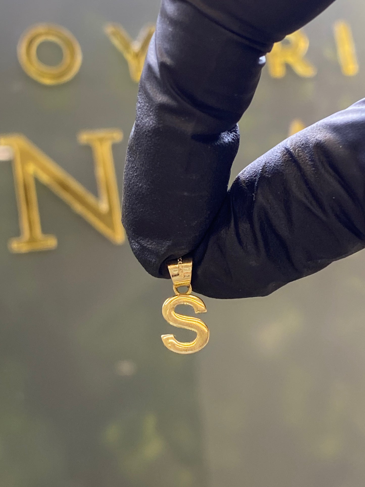 Dije oro 10k inicial “S”