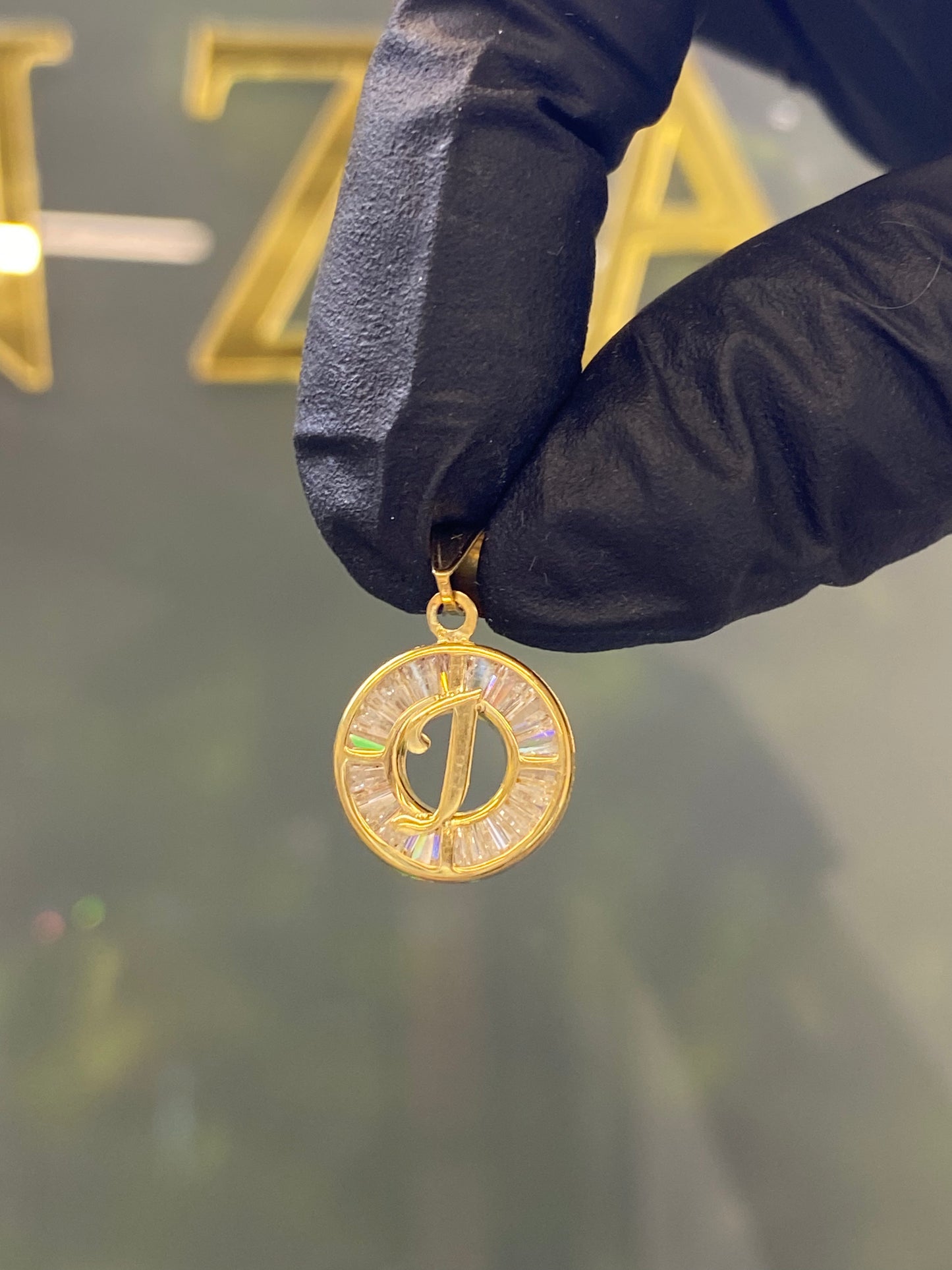 Dije oro 10k inicial “J”