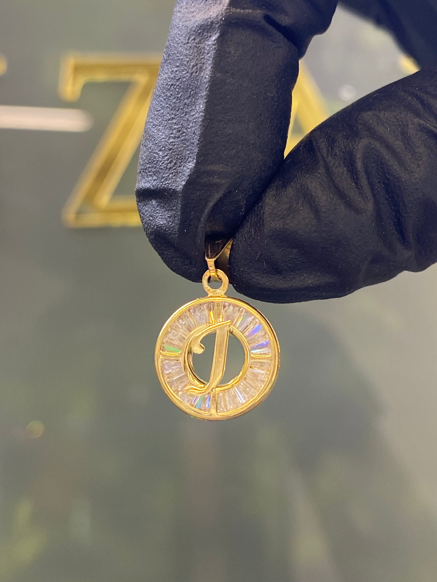 Dije oro 10k inicial “J”