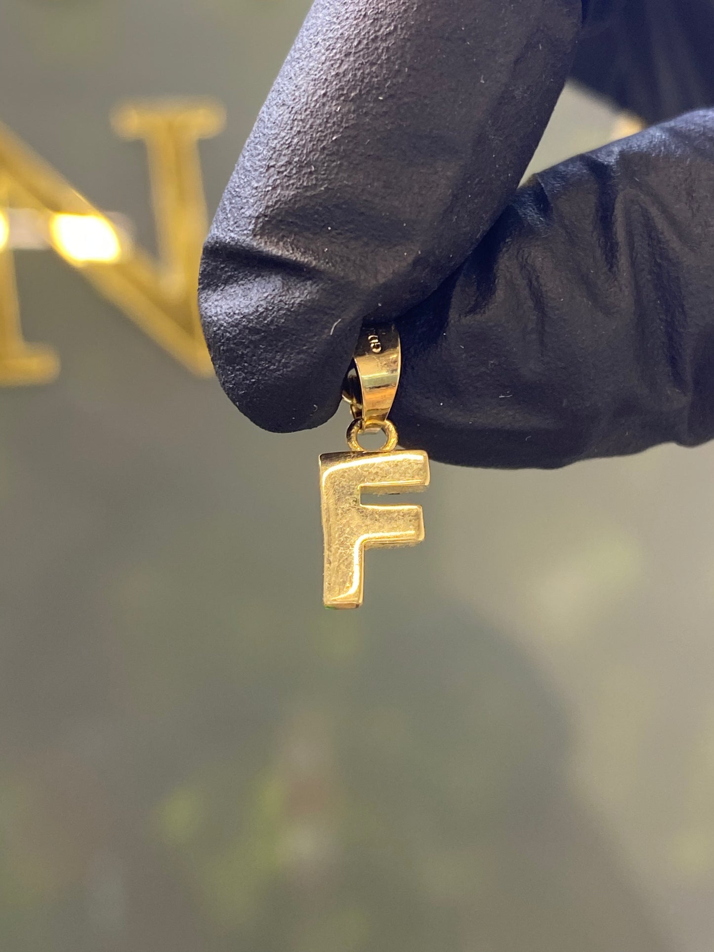 Dije oro 10k inicial “F”