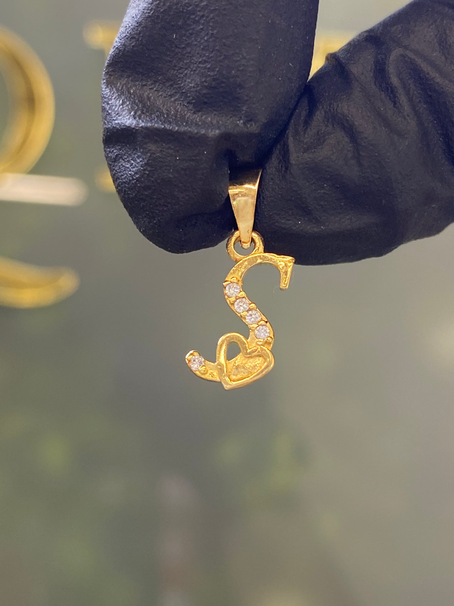 Dije oro 10k inicia “S”