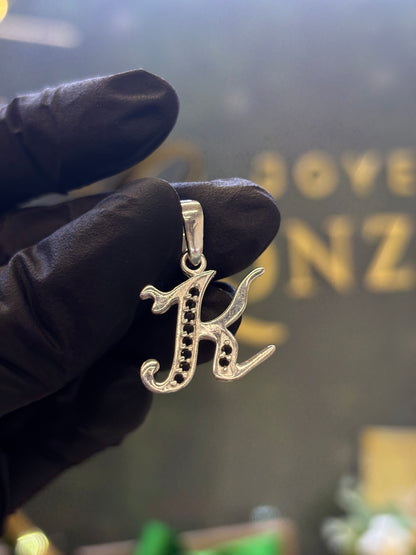 Inicial K cursiva plata