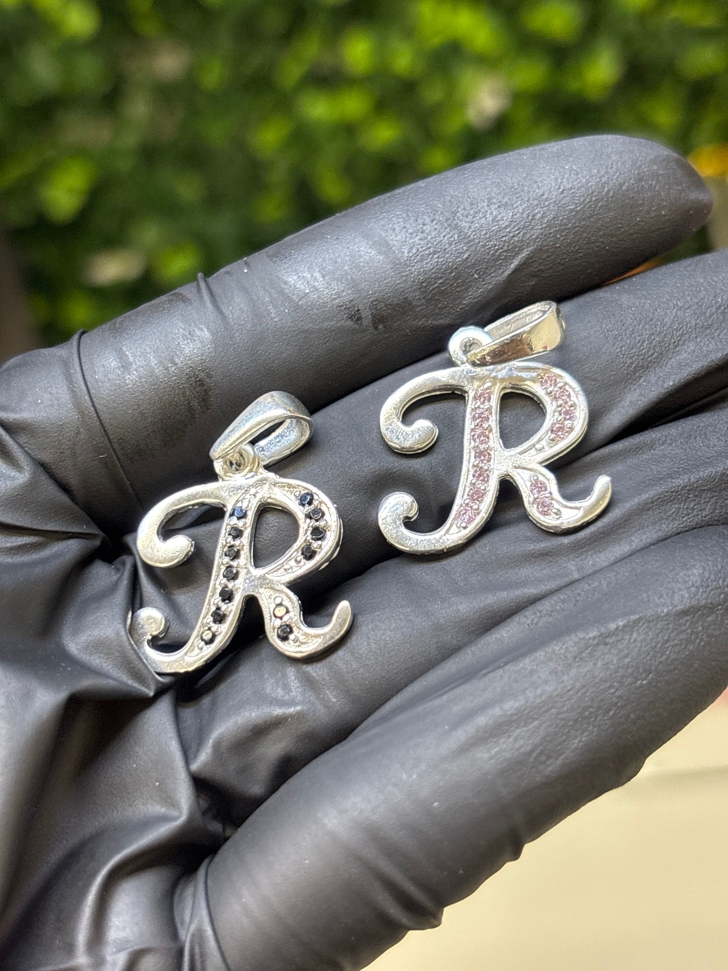Inicial R cursiva plata