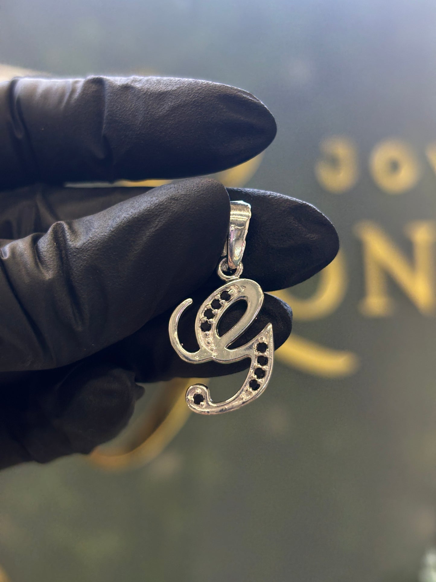 Inicial G cursiva plata
