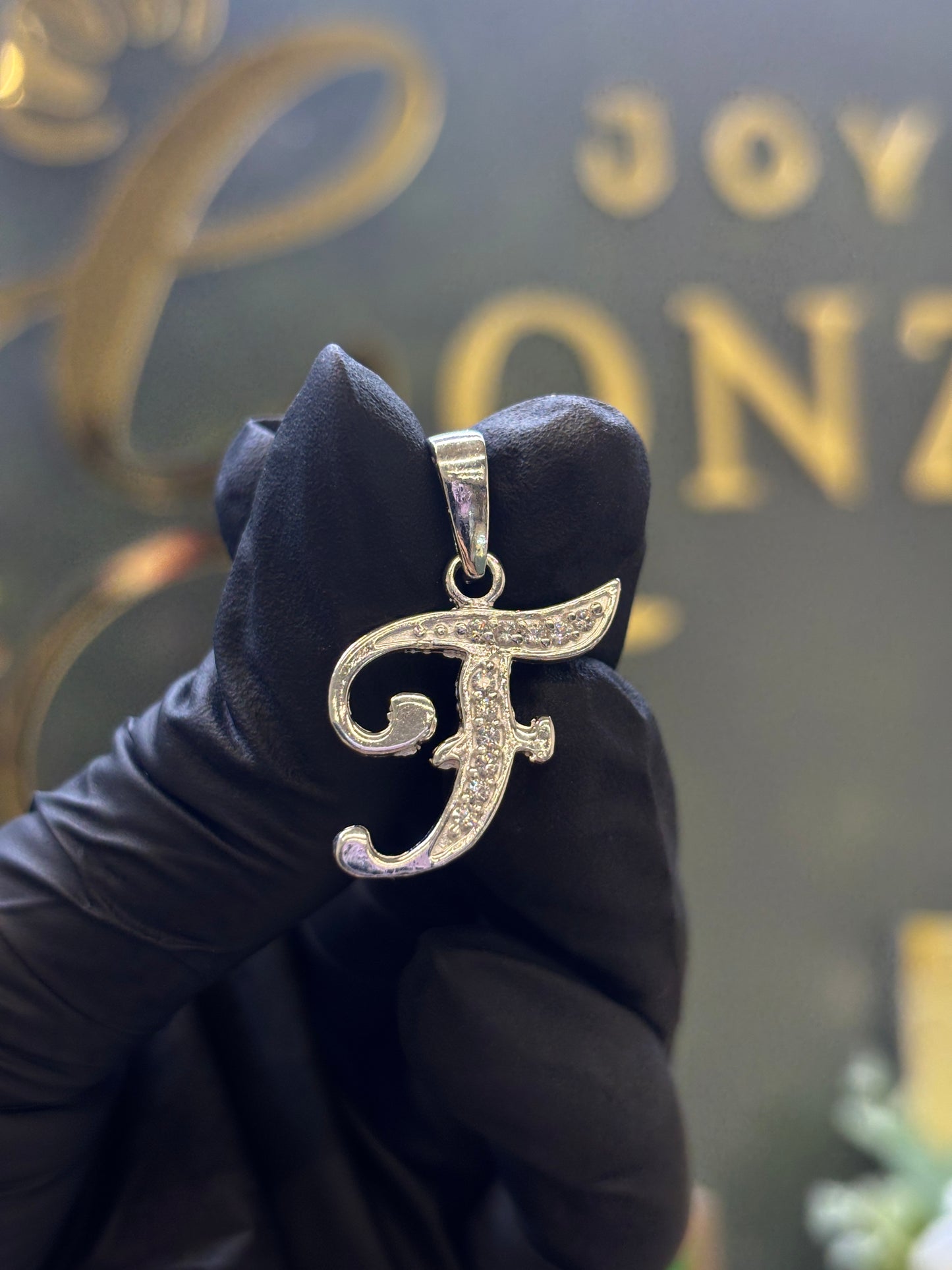 Inicial F cursiva plata
