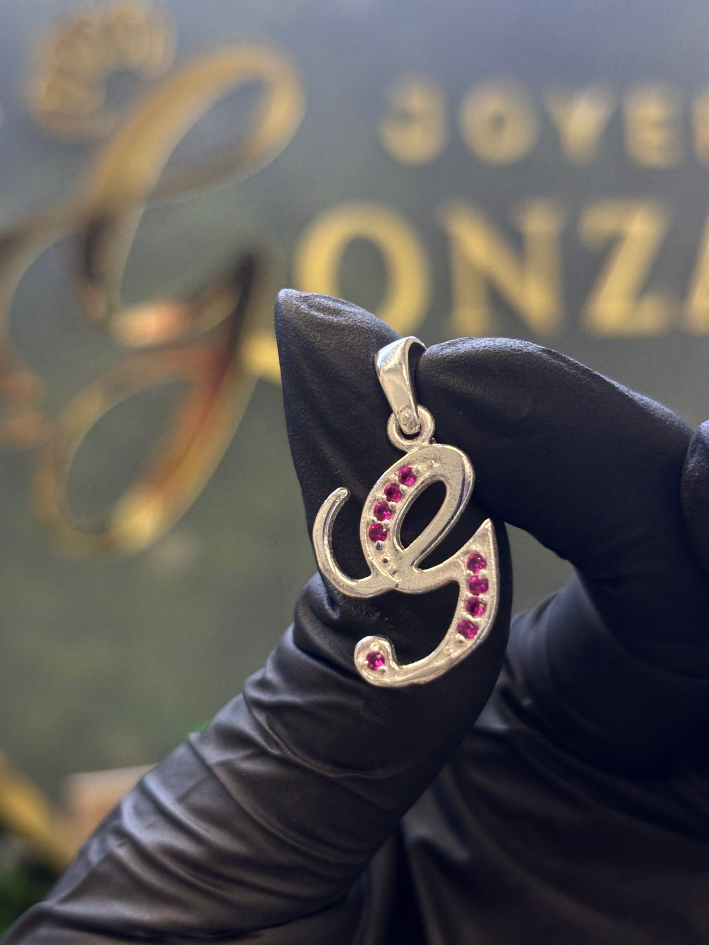 Inicial G cursiva plata