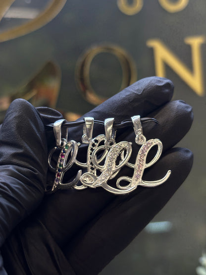 Inicial L cursiva plata