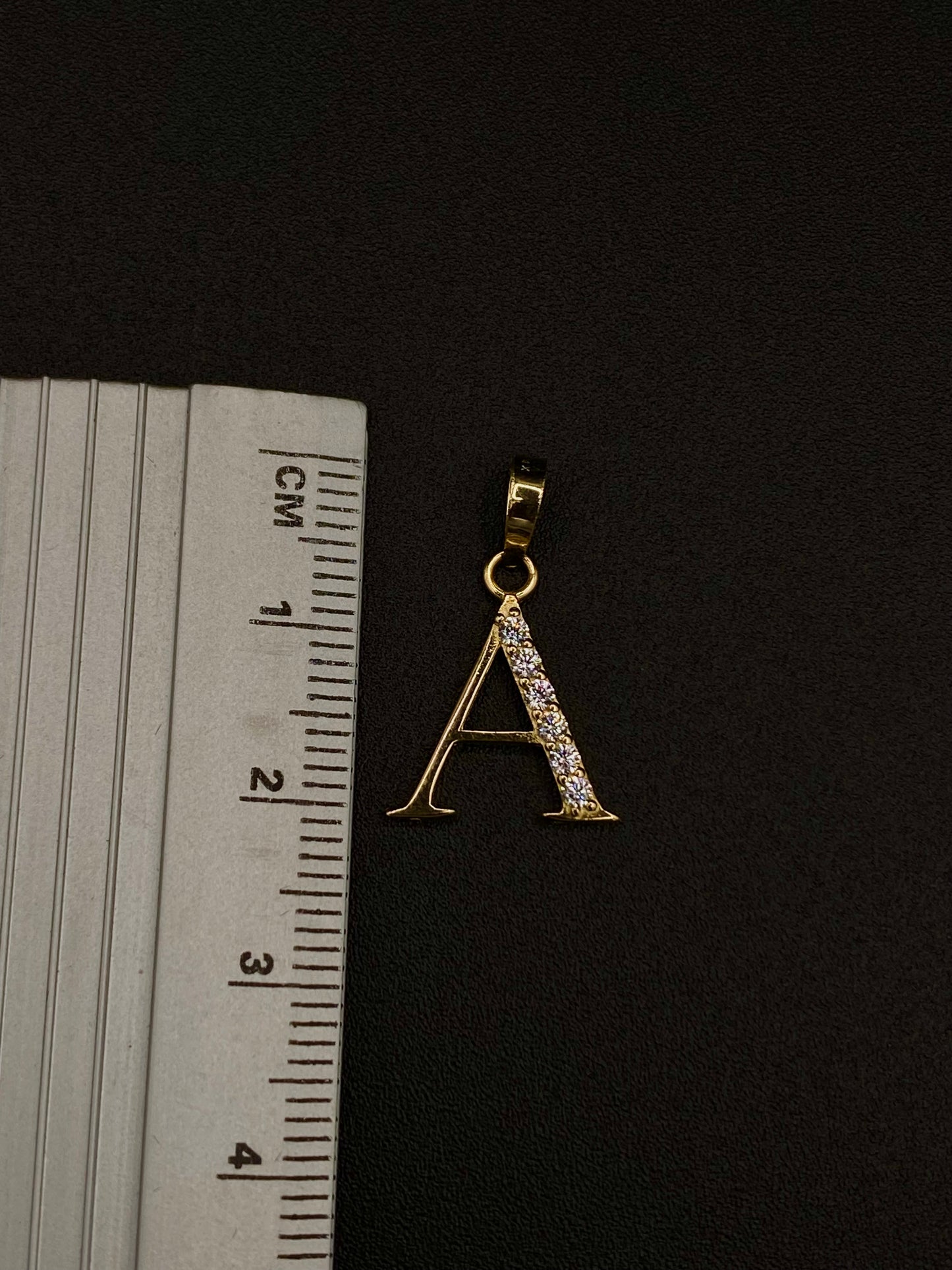Dije inicial A en oro de 10k