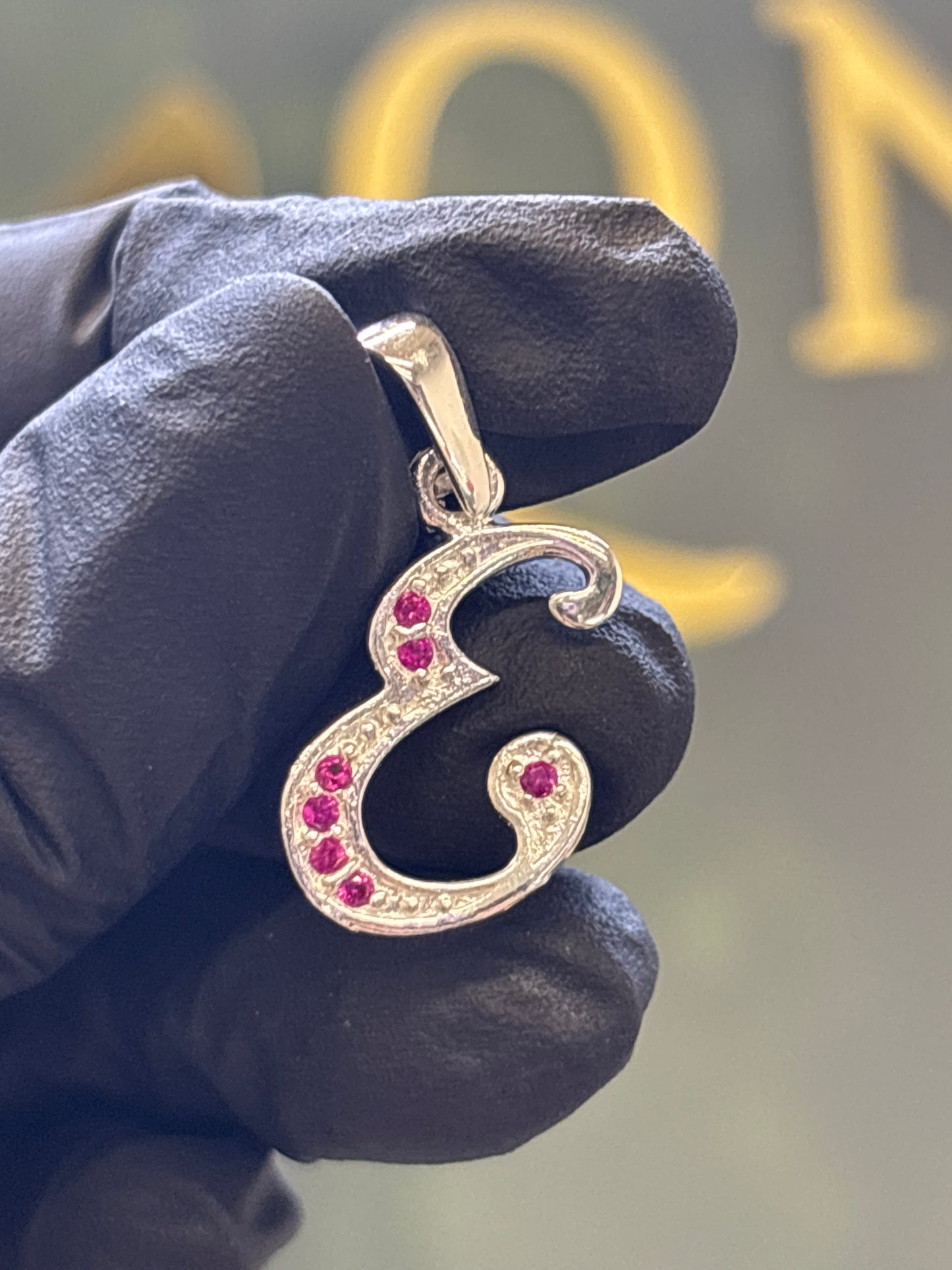 Inicial E cursiva plata