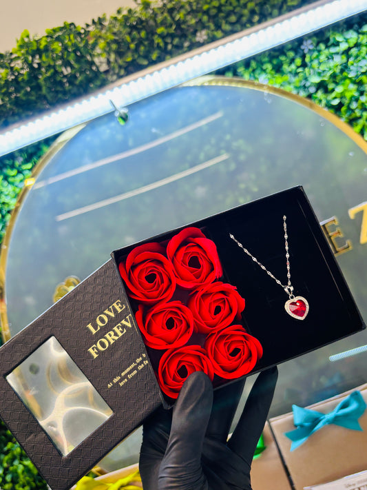 Estuche rosas eternas con collar plata