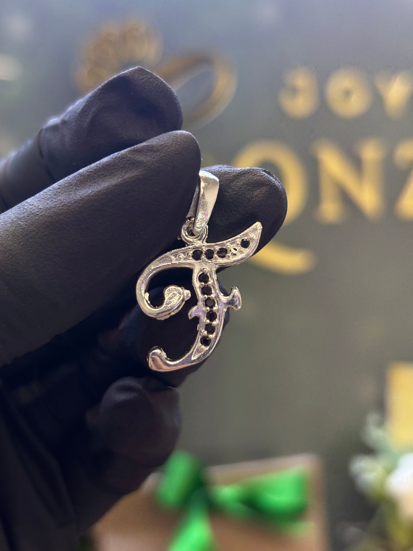Inicial F cursiva plata