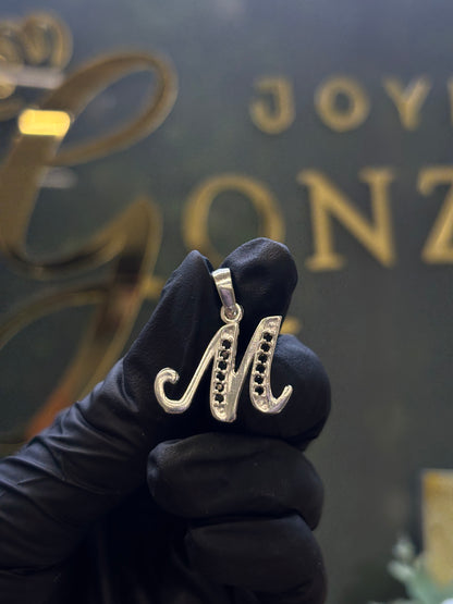 Inicial M cursiva plata