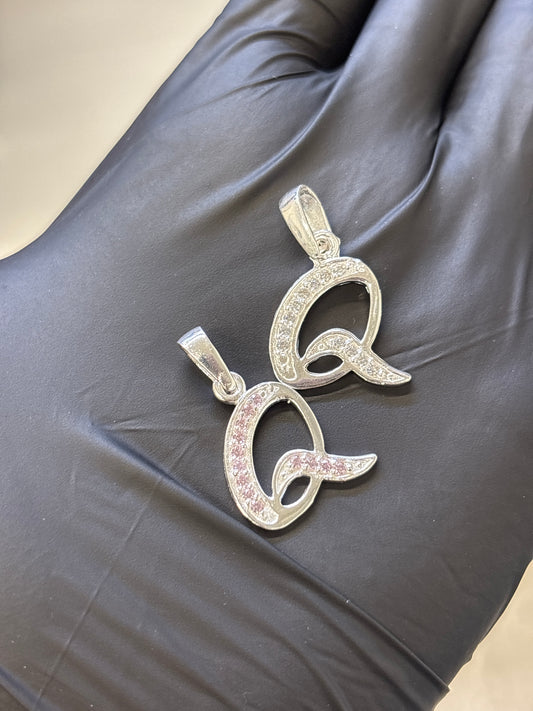 Inicial Q cursiva plata